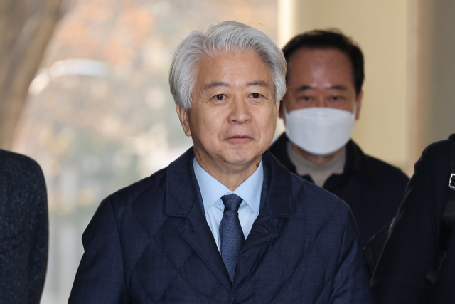 불법 정치자금 6천만원을 받은 혐의로 재판에 넘겨진 노웅래 전 더불어민주당 의원이 26일 서울중앙지법에서 열린 1심 선고에 출석하고 있다. 연합뉴스