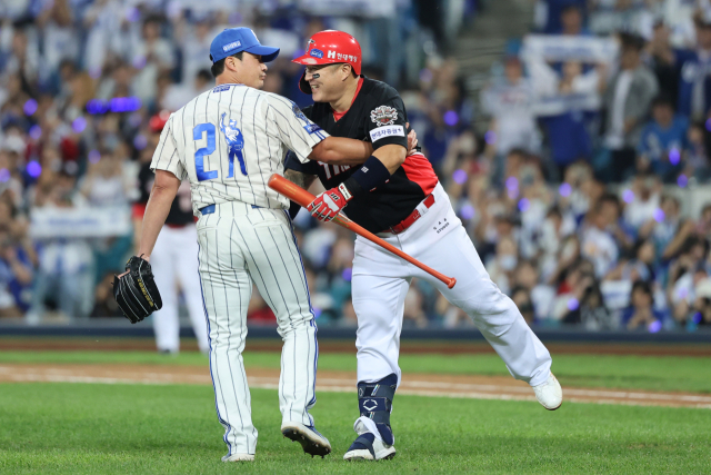 삼성 라이온즈의 오승환이 지난 9월 30일 대구에서 열린 선수 생활 마지막 경기 도중 타자로 상대한 KIA 타이거즈 최형우와 포옹하고 있다. 삼성 제공