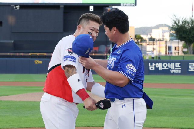 삼성 라이온즈의 오승환이 이번 시즌 후반기 전국을 순회하는 은퇴 투어 도중 광주를 방문, KIA 타이거즈의 최형우와 교감을 나누고 있다. 삼성 제공