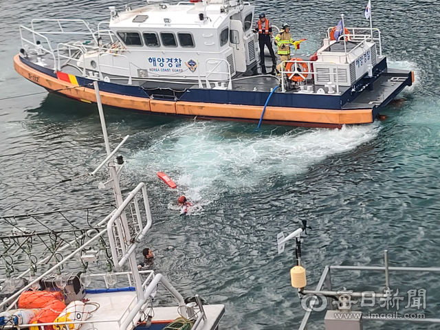 25일 경북 울릉도 저동항에서 정박한 어선에 화재가 발생한 상황을 가정해 실전같은 훈련이 진행됐다. 동해해경 울릉파출소 제공