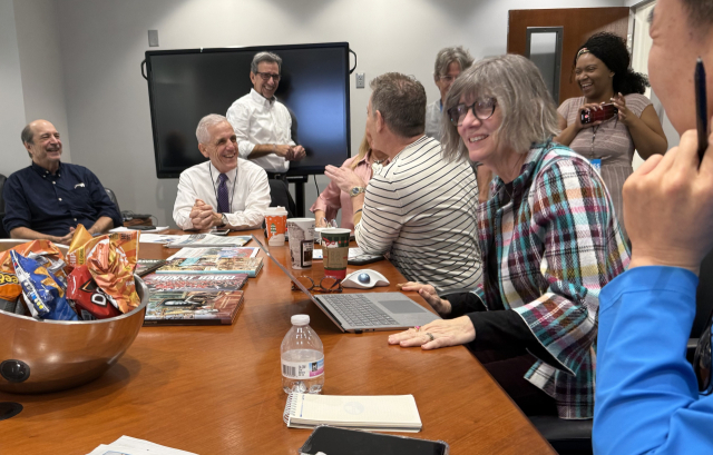 13일 오전 방문한 웨스트팜비치의 팜비치포스트. 모든 에디터들이 나와 한국에서 온 기자들을 맞았다. 존 비조냐노 편집국장(왼쪽 세 번째)은 열정적 브리핑을 통해 미국 언론 상황을 전했다. 구민수 기자