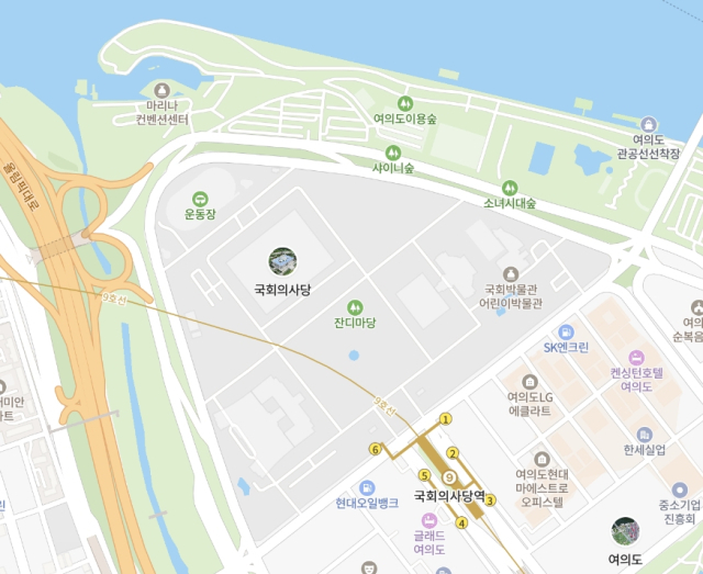 지난해 12월 3일 비상계엄 당시 국회 진입을 위해 국회 담장을 넘고 있는 우원식 국회의장. 매일신문DB