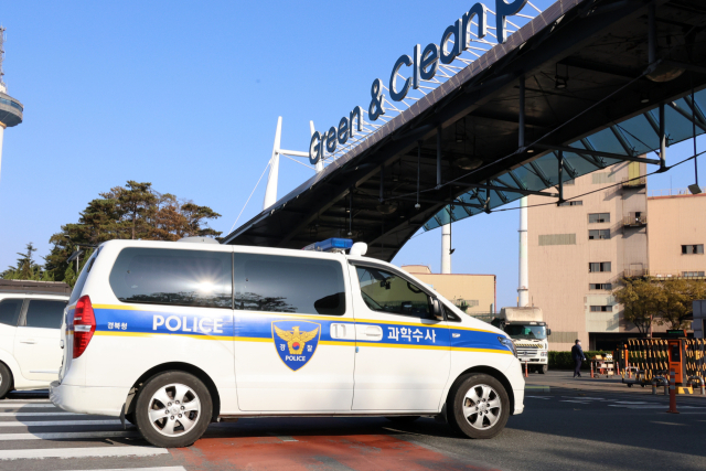 포스코 포항제철소에서 발생한 가스흡입 사고로 작업자들이 다친 사고와 관련해 경북경찰청 관계자들이 26일 포항제철소로 감식하기 위해 들어가고 있다. 연합뉴스