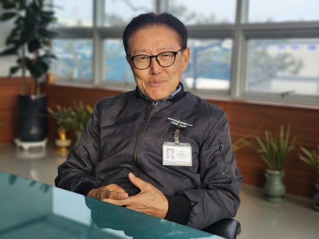 지난 25일 영천 힌중엔시에스 본사에서 김환식 회장이 매일신문과 인터뷰를 진행하고 있다. 김 회장은 