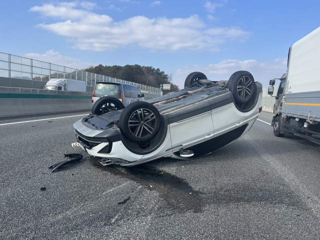 26일 오전 11시 25분쯤 충청북도 옥천군 대전방향 고속도로 상에서 발생한 차량 전복사고를 출장 중이던 대구 소방관들이 목격해 후조치에 나섰다. 대구소방안전본부 제공