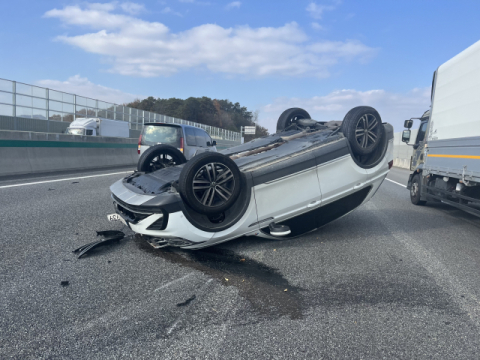 출장 중이던 소방관들, 고속도로 사고 전복차량 운전자 구조