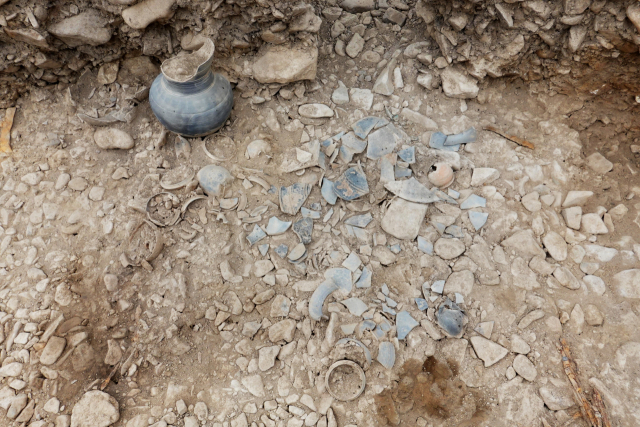 청송군 부남면 양숙리 고분에서 발굴된 토기류. 청송군 제공