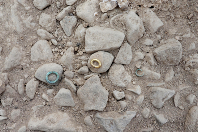 청송군 부남면 양숙리 고분에서 발굴된 금동제 장신구. 청송군 제공