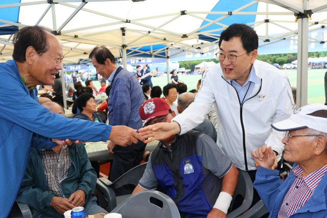 주낙영 경주시장이 지역 어르신들과 인사를 나누며 민생 현장의 의견을 듣고 있다. 경주시 제공