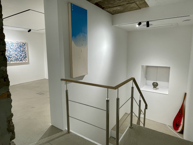 손파 개인전이 열리고 있는 어바웃갤러리 내부. 이연정 기자