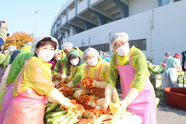 경주시새마을회 회원과 주낙영 경주시장 등이 26일 경주시민운동장 앞 광장에서 사랑의 김장 담가주기를 하고 있다.