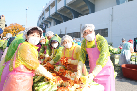 경주시새마을회·한수원, 5천 포기 사랑의 김장 담가주기