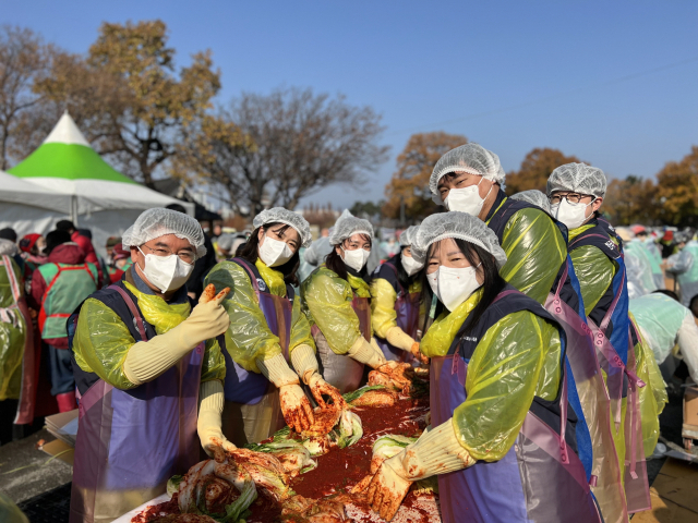 한수원 임직원들이 26일 경주시민운동장 앞 광장에서 사랑의 김장 담가주기를 하고 있다.한수원 제공
