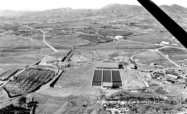 1968년 12월 대구 서구 감삼동 일대 들판. 동서관통로 건설 공사 3년째 임에도 예산 부족으로 감삼동 일대는 구 도로 모습 그대로다. 사진 아래는 1966년 5월 23일 착공해 준공을 앞둔 감삼정수장(옛 두류정수장)으로 현재 대구 신청사 예정지다. 사진=매일아카이빙센터