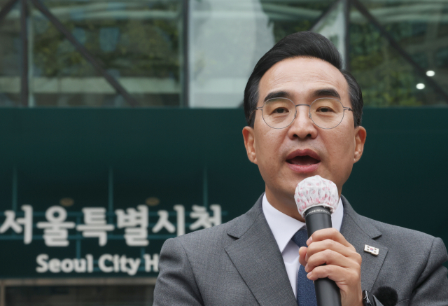 더불어민주당 박홍근 의원이 26일 서울시청 앞에서 내년 6월 3일 치러지는 서울시장 선거 출마 선언을 하고 있다. 연합뉴스