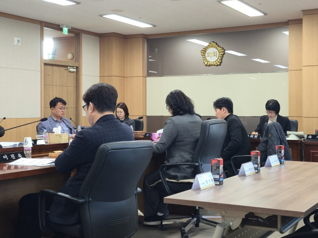 동구의회는 26일 의회운영위원회를 열고 의회사무국 행정사무감사에 나섰다. 김지효 기자