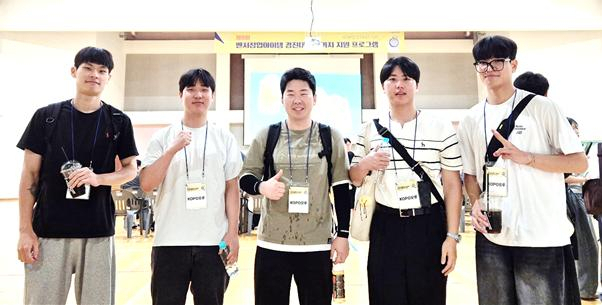 제9회 벤처창업아이템 경진대회에서 수상한 한국폴리텍대학 구미캠퍼스 학생들. 왼쪽부터 손진영, 김이래, 이지호, 이주성, 박찬호 학생