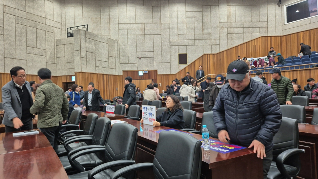 대구시가 개최한 성서자원회수시설(성서소각장) 2·3호기 대보수 사업에 대한 첫 주민설명회가 파행으로 종료됐다. 주민들이 개회 한 시간만에 모두 자리를 뜨고 있다. 김지수 기자