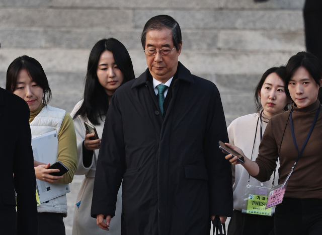 내란 우두머리 방조 혐의를 받는 한덕수 전 국무총리가 26일 서울중앙지법에서 열린 1심 결심 공판을 마친 뒤 법원을 나서고 있다. 연합뉴스