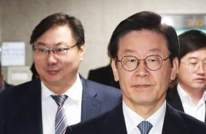 2018년 10월 16일 당시 이재명 경기도지사(현 대통령)가 경기도 수원시 경기도의회에서 열린 제331회 임시회 1차 본회의에 참석하고 있다. 왼쪽 뒤편 인물은 이화영 경기도 정무부지사(평화부지사). 연합뉴스