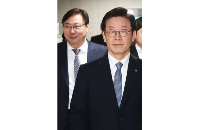 2018년 10월 16일 당시 이재명 경기도지사(현 대통령)가 경기도 수원시 경기도의회에서 열린 제331회 임시회 1차 본회의에 참석하고 있다. 왼쪽 뒤편 인물은 이화영 경기도 정무부지사(평화부지사). 연합뉴스