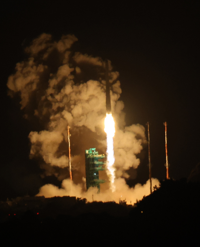 한국형발사체 누리호가 27일 새벽 전남 고흥군 나로우주센터에서 발사되고 있다. 이번 누리호 4차 발사에는 무게 516㎏ 주탑재위성 