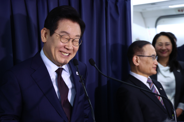 이재명 대통령이 23일(현지시간) G20 정상회의 일정을 마치고 남아프리카공화국에서 다음 방문지인 튀르키예로 향하는 공군 1호기에서 순방 기내 기자간담회를 하고 있다. 연합뉴스