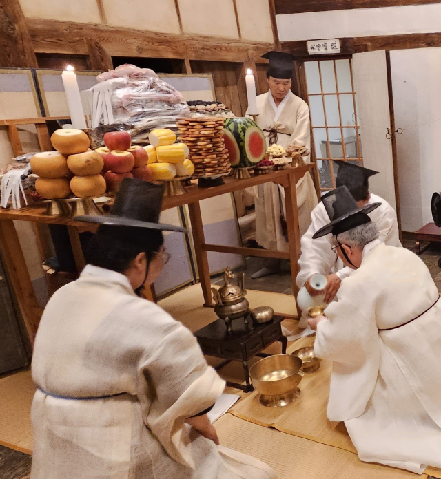 한국국학진흥원은 28일 종가문화 인류무형문화유산 등재 추진 학술대회를 연다. 사진은 하회마을 충효당 불천위 제사 모습. 매일신문 D/B