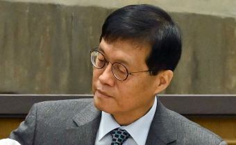 한은, 기준금리 연 2.5% 동결…부동산·고환율에 4연속