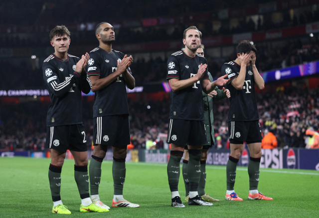 김민재(오른쪽 끝) 등 바이에른 뮌헨 선수들이 27일 영국 런던의 에미리츠 스타디움에서 열린 UEFA 챔피언스리그 리그 페이즈 5라운드 경기가 끝난 뒤 팬들에게 인사하며 아쉬워하고 있다. 연합뉴스