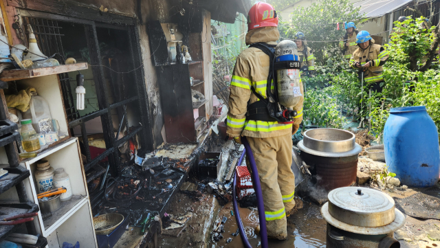 화재 현장에서 소방관이 진화 상태를 살피고 있다. 성주소방서 제공