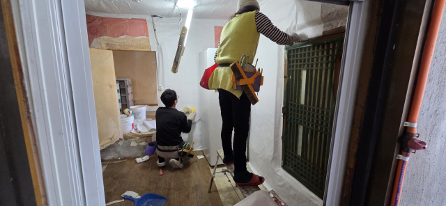 중앙로타리 회원들이 집수리봉사를 펼치고 있다. 영주시 제공