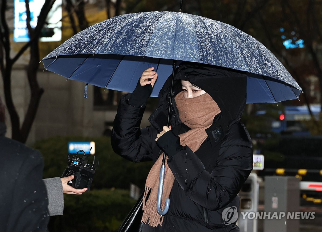 문재인 전 대통령의 딸 문다혜 씨가 27일 오전 서울 마포구 서울서부지방법원에서 음주운전·불법숙박업 관련 2심 첫 공판에 출석하기 위해 법정으로 향하고 있다. 연합뉴스