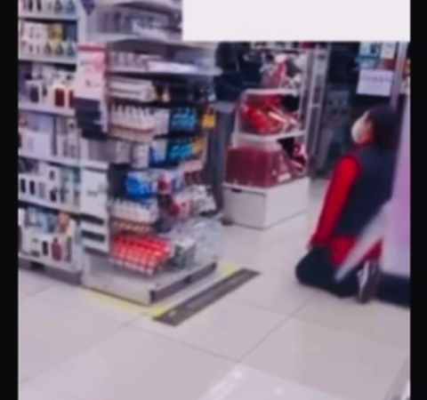 매장에서 무릎 꿇고 사과한 직원…순천 다이소 갑질女 논란 [영상]