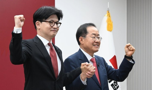 올해 4월 23일 서울 여의도 국민의힘 중앙당사에서 열린 국민의힘 대선 2차 경선 토론회 미디어데이 당시 한동훈, 홍준표 후보가 맞수 토론 대상으로 서로를 지명한 후 기념촬영을 하고 있다. 연합뉴스