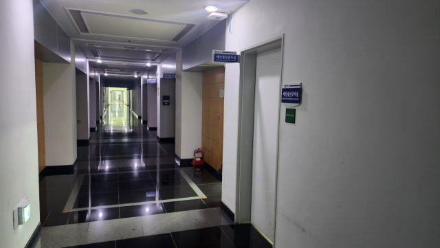 봉화군청 예산팀 직원들이 좁은 사무실 앞 복도. 손병현 기자