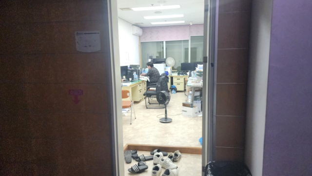 봉화군청 예산팀 직원이 좁은 사무실에서 빼곡한 책상과 모니터 사이로 예산 작업을 하는 모습이다. 손병현 기자