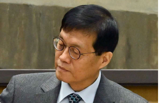 한은, 기준금리 연 2.5% 동결…부동산·고환율에 4연속