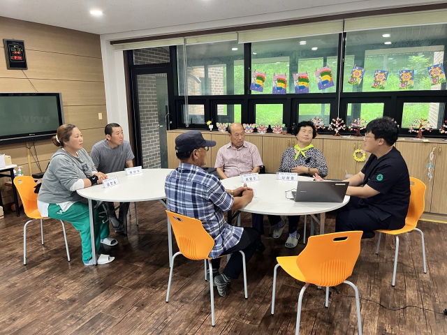 성주군보건소 심뇌혈관질환 예방교실 참가 주민들이 의료진과 상담을 하고 있다. 성주군보건소 제공