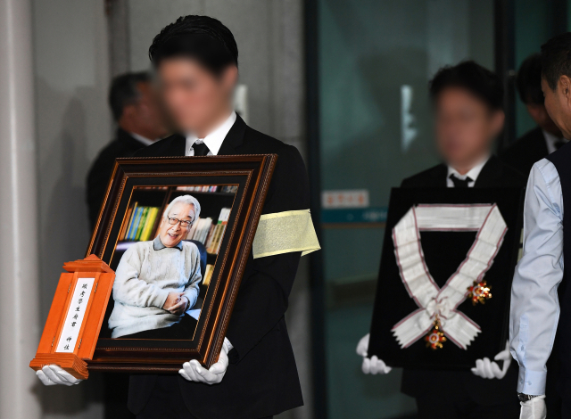 27일 서울 송파구 서울아산병원 장례식장에서 배우 이순재 발인이 엄수되고 있다. 연합뉴스