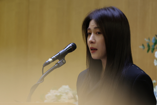 배우 하지원이 27일 서울 송파구 서울아산병원 장례식장에서 엄수된 배우 이순재 영결식에서 추도사를 하고 있다. 연합뉴스