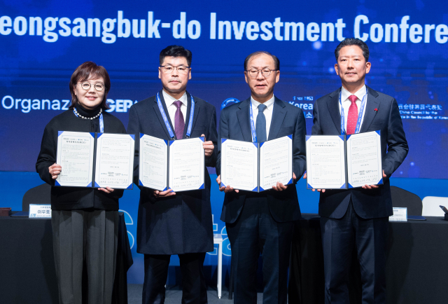 지난달 27일 열린 투자양해각서 체결식에서 김장호(맨 오른쪽) 구미시장이 김태원(오른쪽 두번째) 코람코자산운용 대표이사, 이우호(왼쪽 두번째) 호암글로벌 대표, 양금희(맨 왼쪽) 경북도 경제부지사와 기념촬영을 하고 있다. 구미시 제공