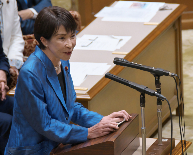 다카이치 사나에 일본 총리가 지난 26일 일본 도쿄 국회에서 당 대표와의 토론 중 질문에 답하고 있다. UPI 연합뉴스