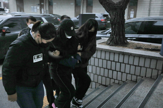 27일 오전 경기도 의정부시 가능동 의정부지방법원에서 아동학대살해 혐의로 구속영장이 청구된 친모 A씨(25)와 계부 B씨(33)가 구속 전 피의자 심문을 위해 법정으로 이동하고 있다. 이들은 지난 23일 오후 포천시 선단동의 한 빌라에서 16개월 된 C양을 학대해 숨지게 한 혐의를 받고 있다. 연합뉴스