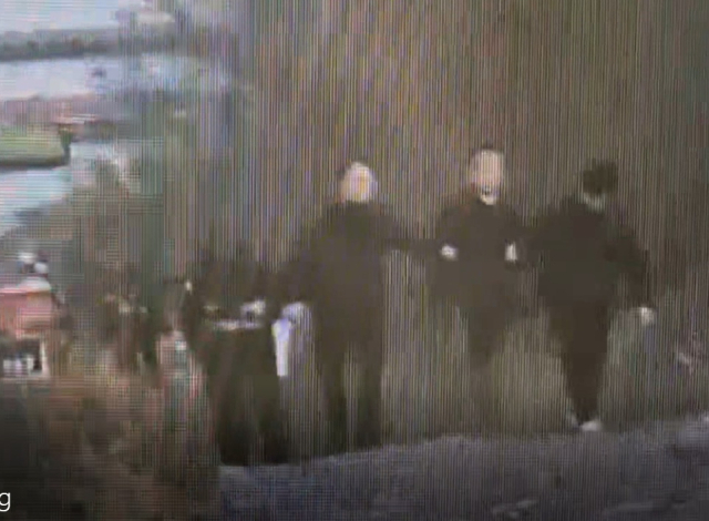 전 연인인 장기 실종 여성을 살해한 혐의로 긴급 체포된 50대 김모씨가 26일 오후 충북 충주호에서 경찰에 실종 여성의 차량을 유기한 지점을 밝힌 뒤 다시 호송되고 있다. 연합뉴스