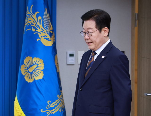 이재명 대통령이 지난 27일 서울 용산 대통령실에서 열린 수석보좌관회의에 입장하고 있다. 연합뉴스