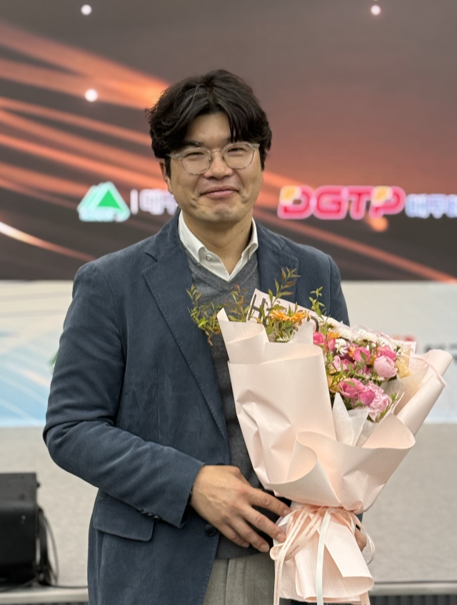 씨오알엔 서명수 대표가 대구시 중소기업대상 우수상을 수상한 뒤 포즈를 취하고 있다. 씨오알앤 제공