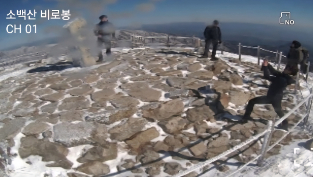 소백산국립공원에 첫눈이 내리자 많은 탐방객들이 몰렸다. CCTV캡처