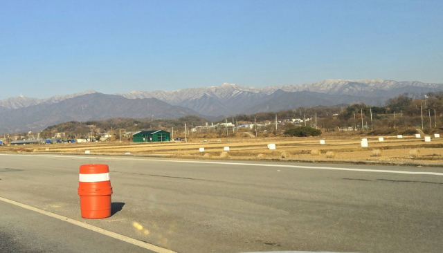 소백산 정상부가 하얀 눈으로 덮였다. 영주시 안정면 비상활주로에서 바라본 소백산 전경. 마경대 기자