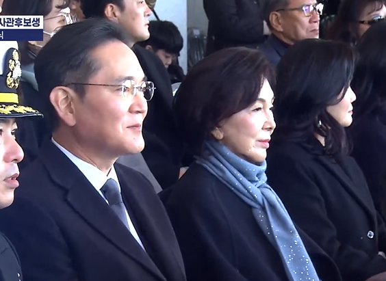 이재용 삼성전자 회장이 장남 이지호(24) 씨의 해군 장교 임관식을 축하하기 위해 28일 경남 창원시 진해구 해군사관학교를 찾았다. 유튜브 영상 캡처